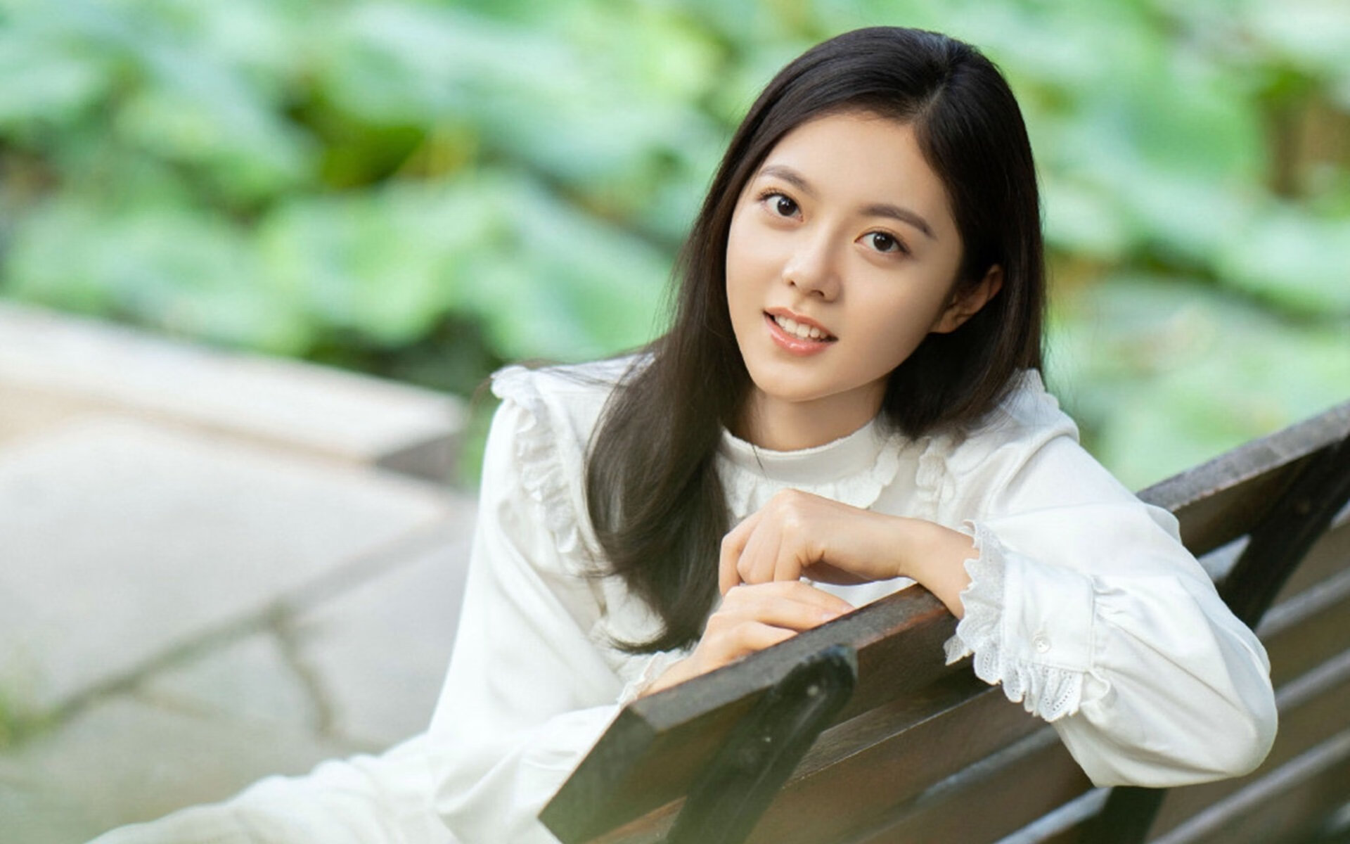 “校园足球联赛逐步扩大,越来越多青少年前来 compete”,校园足球比赛