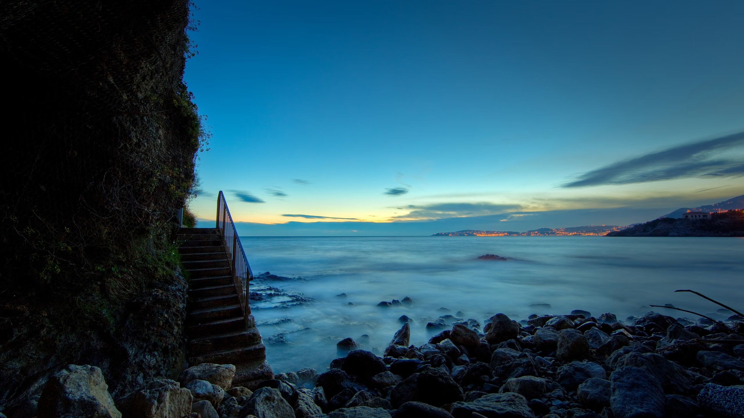 “英超激战:强队逐步锁定欧冠席位”,英超竞争激烈